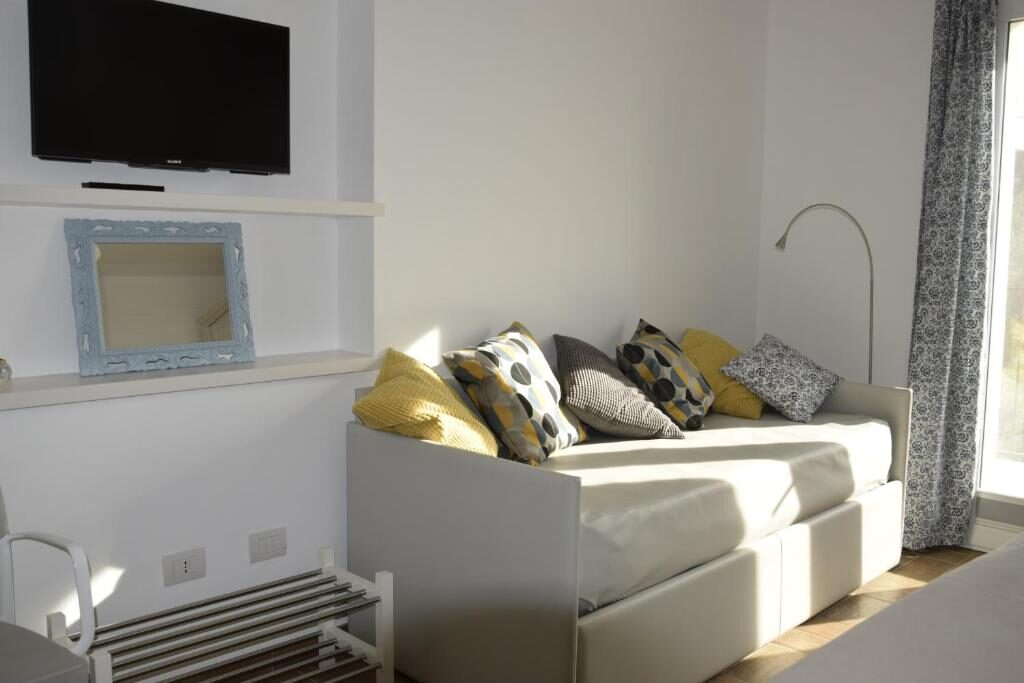 Living area with sofa bed and flat-screen TV at Uliwood