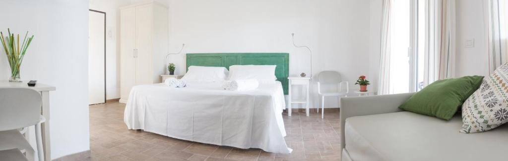 Bright guest room with white linens at Uliwood